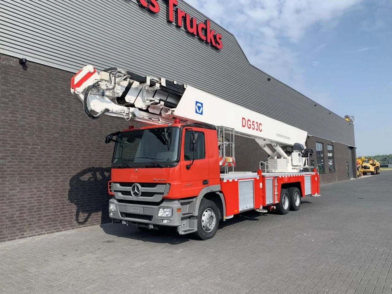 Mercedes-Benz Actros 3332 6X4 XCMG DG53C FIRE FIGTHING PLATFOR - Tűzoltóautó: 2 kép. Mercedes-Benz Actros 3332 6X4 XCMG DG53C FIRE FIGTHING PLATFOR - Tűzoltóautó: 2 kép.