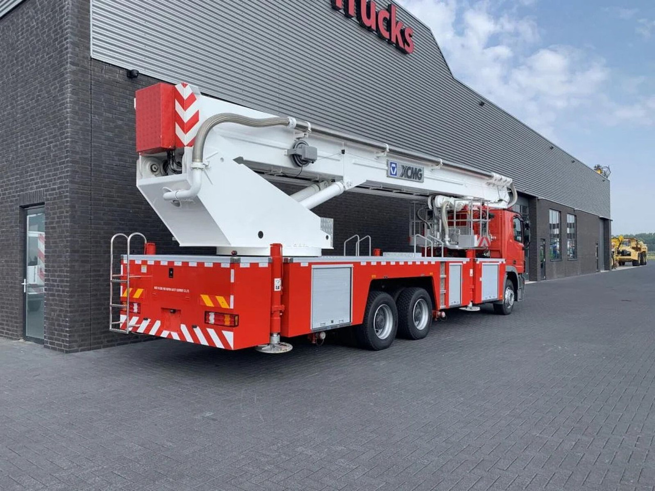 Mercedes-Benz Actros 3332 6X4 XCMG DG53C FIRE FIGTHING PLATFOR - Tűzoltóautó: 5 kép. Mercedes-Benz Actros 3332 6X4 XCMG DG53C FIRE FIGTHING PLATFOR - Tűzoltóautó: 5 kép.