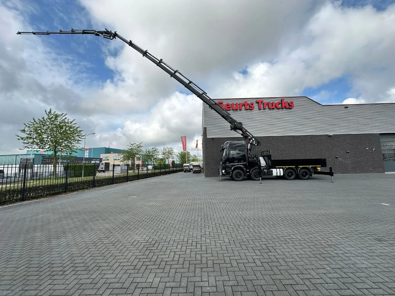 Mercedes-Benz Arocs 3251 8X4 + HIAB 1058 E-8 + JIB 150X-6 JDC - Darus autó: 4 kép. Mercedes-Benz Arocs 3251 8X4 + HIAB 1058 E-8 + JIB 150X-6 JDC - Darus autó: 4 kép.