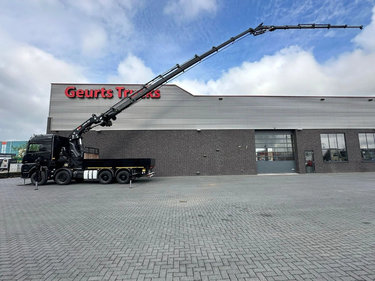 Mercedes-Benz Arocs 3251 8X4 + HIAB 1058 E-8 + JIB 150X-6 JDC - Darus autó: 1 kép. Mercedes-Benz Arocs 3251 8X4 + HIAB 1058 E-8 + JIB 150X-6 JDC - Darus autó: 1 kép.