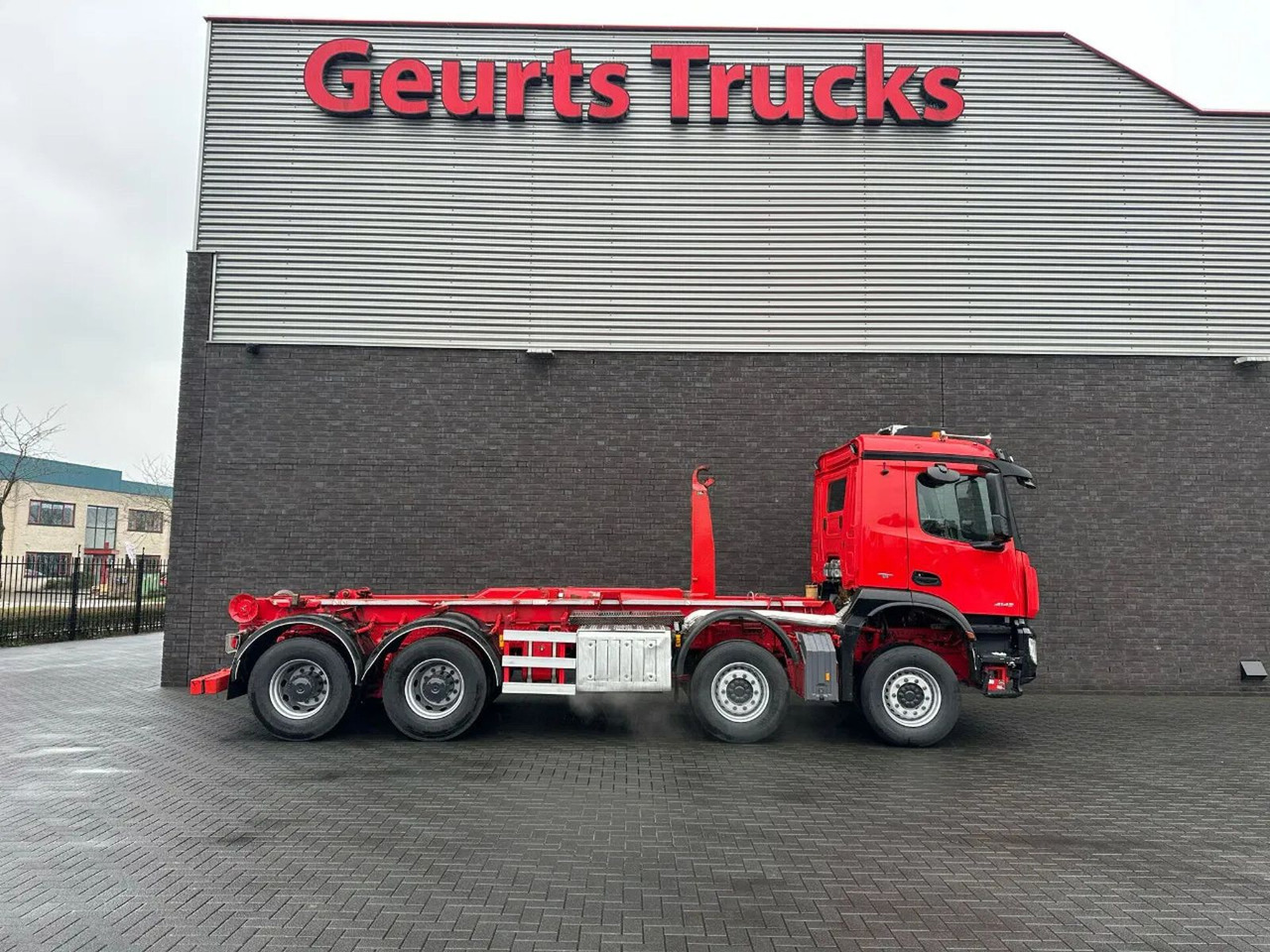 Mercedes-Benz Arocs 8X4 VDL S-30-6600 HAAKARMSYSTEEM/ABROLLKIP - Horgos rakodó teherautó: 4 kép. Mercedes-Benz Arocs 8X4 VDL S-30-6600 HAAKARMSYSTEEM/ABROLLKIP - Horgos rakodó teherautó: 4 kép.