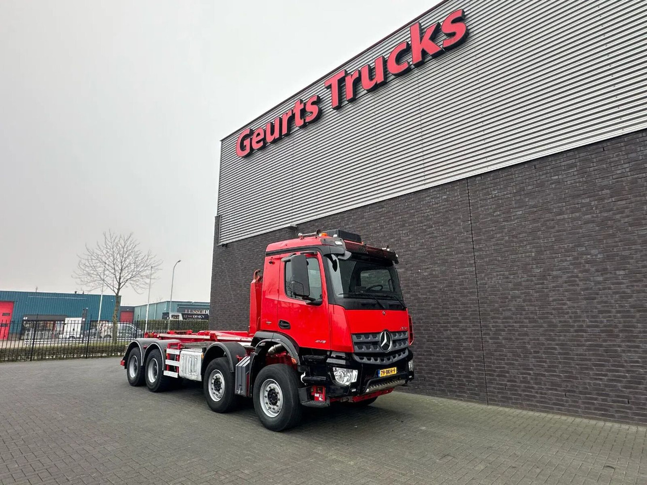 Mercedes-Benz Arocs 8X4 VDL S-30-6600 HAAKARMSYSTEEM/ABROLLKIP - Horgos rakodó teherautó: 5 kép. Mercedes-Benz Arocs 8X4 VDL S-30-6600 HAAKARMSYSTEEM/ABROLLKIP - Horgos rakodó teherautó: 5 kép.