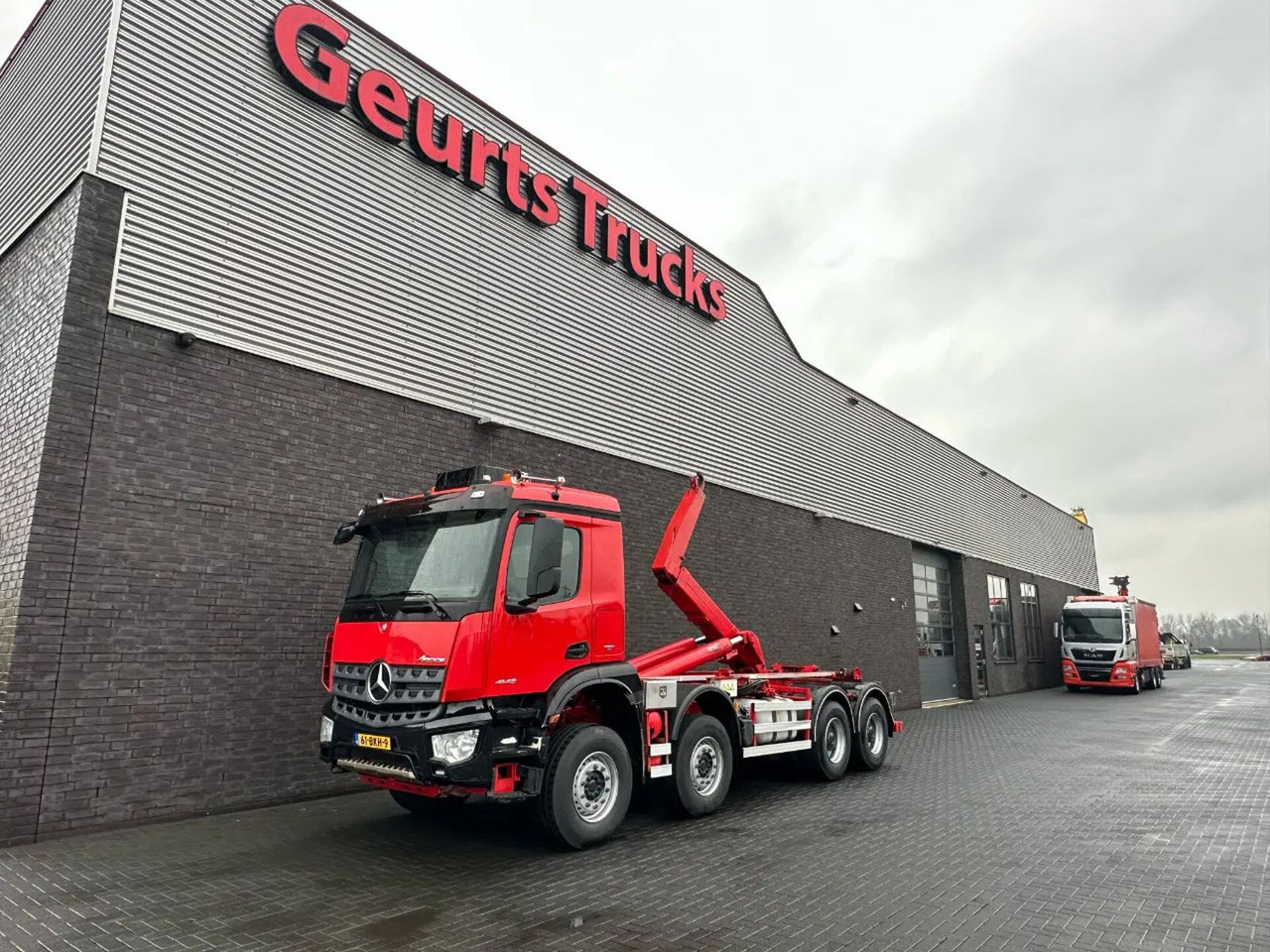 Mercedes-Benz Arocs 8X4 VDL S-30-6600 HAAKARMSYSTEEM/ABROLLKIP - Horgos rakodó teherautó: 2 kép. Mercedes-Benz Arocs 8X4 VDL S-30-6600 HAAKARMSYSTEEM/ABROLLKIP - Horgos rakodó teherautó: 2 kép.