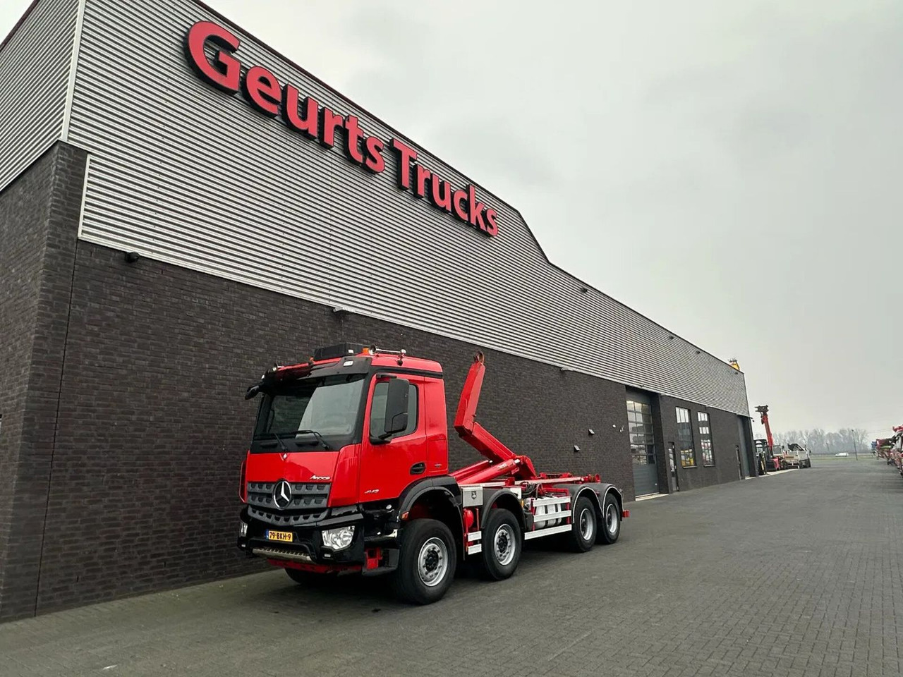 Mercedes-Benz Arocs 8X4 VDL S-30-6600 HAAKARMSYSTEEM/ABROLLKIP - Horgos rakodó teherautó: 2 kép. Mercedes-Benz Arocs 8X4 VDL S-30-6600 HAAKARMSYSTEEM/ABROLLKIP - Horgos rakodó teherautó: 2 kép.