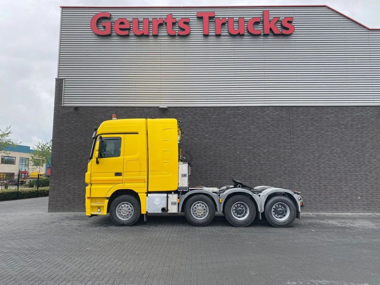 Mercedes-Benz Actros 4165 V8 8X4 SLT TITAN HEAVY DUTY TRACTOR - Nyergesvontató: 1 kép. Mercedes-Benz Actros 4165 V8 8X4 SLT TITAN HEAVY DUTY TRACTOR - Nyergesvontató: 1 kép.