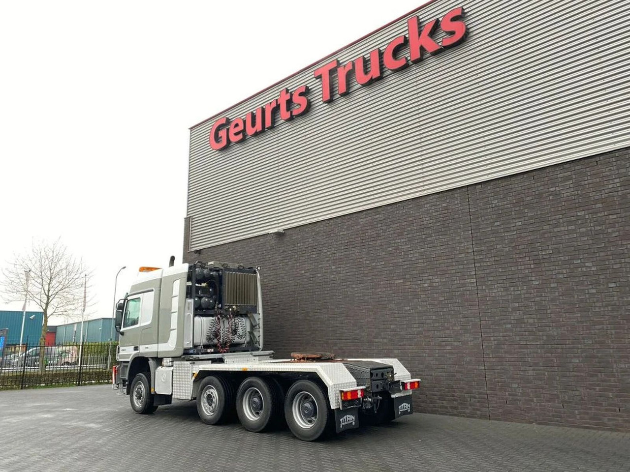 Mercedes-Benz Actros 4360 V8 8X6 V8 SLT TITAN HEAVY DUTY TRACT - Nyergesvontató: 3 kép. Mercedes-Benz Actros 4360 V8 8X6 V8 SLT TITAN HEAVY DUTY TRACT - Nyergesvontató: 3 kép.