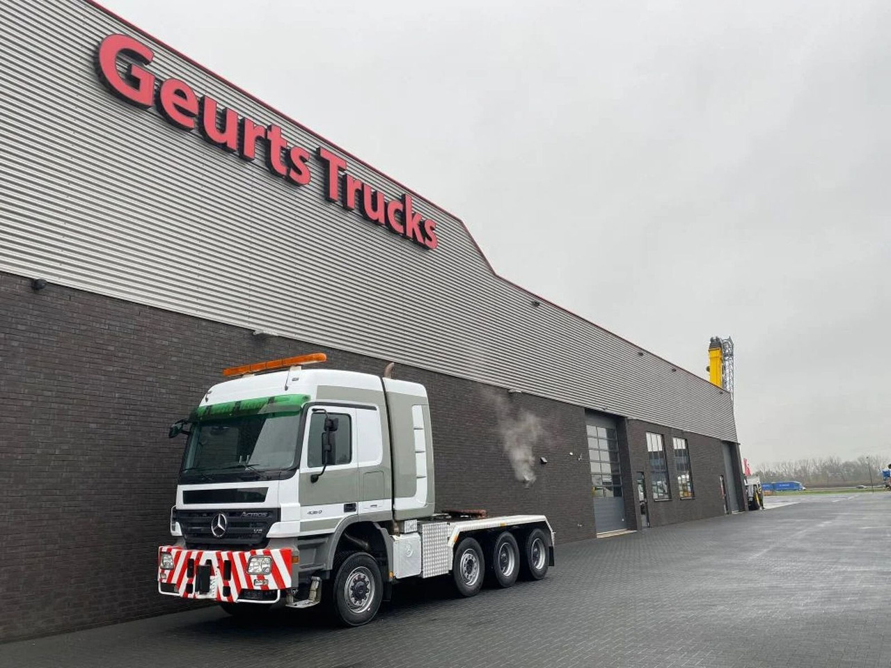 Mercedes-Benz Actros 4360 V8 8X6 V8 SLT TITAN HEAVY DUTY TRACT - Nyergesvontató: 2 kép. Mercedes-Benz Actros 4360 V8 8X6 V8 SLT TITAN HEAVY DUTY TRACT - Nyergesvontató: 2 kép.
