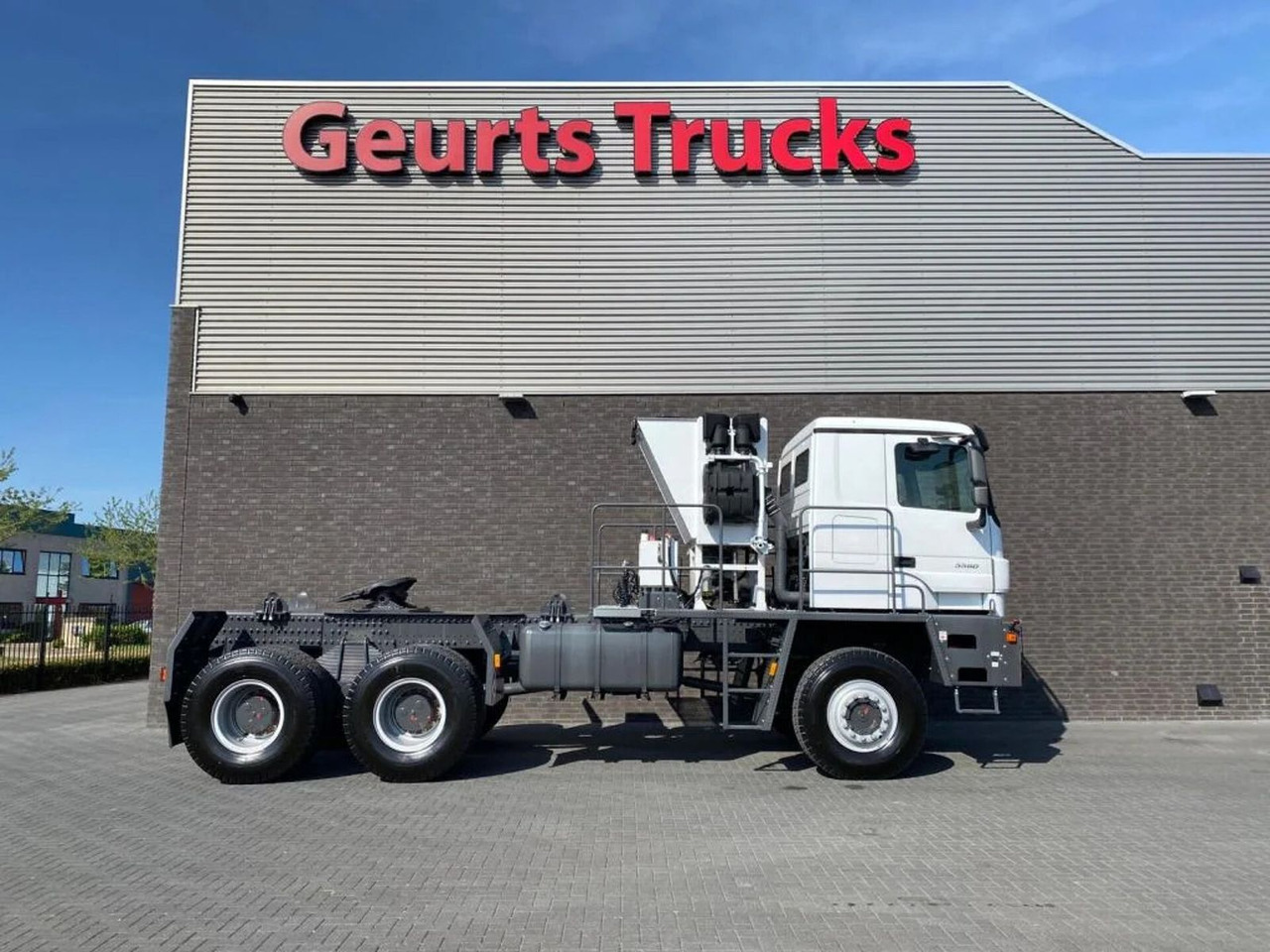 Mercedes-Benz TITAN 5560 Z52-600 F TITAN 5560 Z52-600 F 6X6 HE - Nyergesvontató: 4 kép. Mercedes-Benz TITAN 5560 Z52-600 F TITAN 5560 Z52-600 F 6X6 HE - Nyergesvontató: 4 kép.