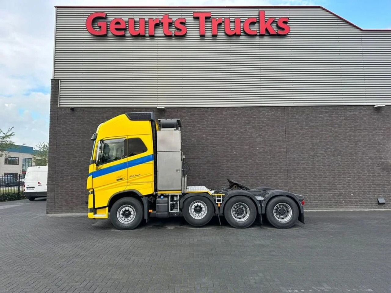 Volvo FH 16.750 8X4 HEAVY DUTY TRACTOR/SZM/TREKKER - Nyergesvontató: 1 kép. Volvo FH 16.750 8X4 HEAVY DUTY TRACTOR/SZM/TREKKER - Nyergesvontató: 1 kép.