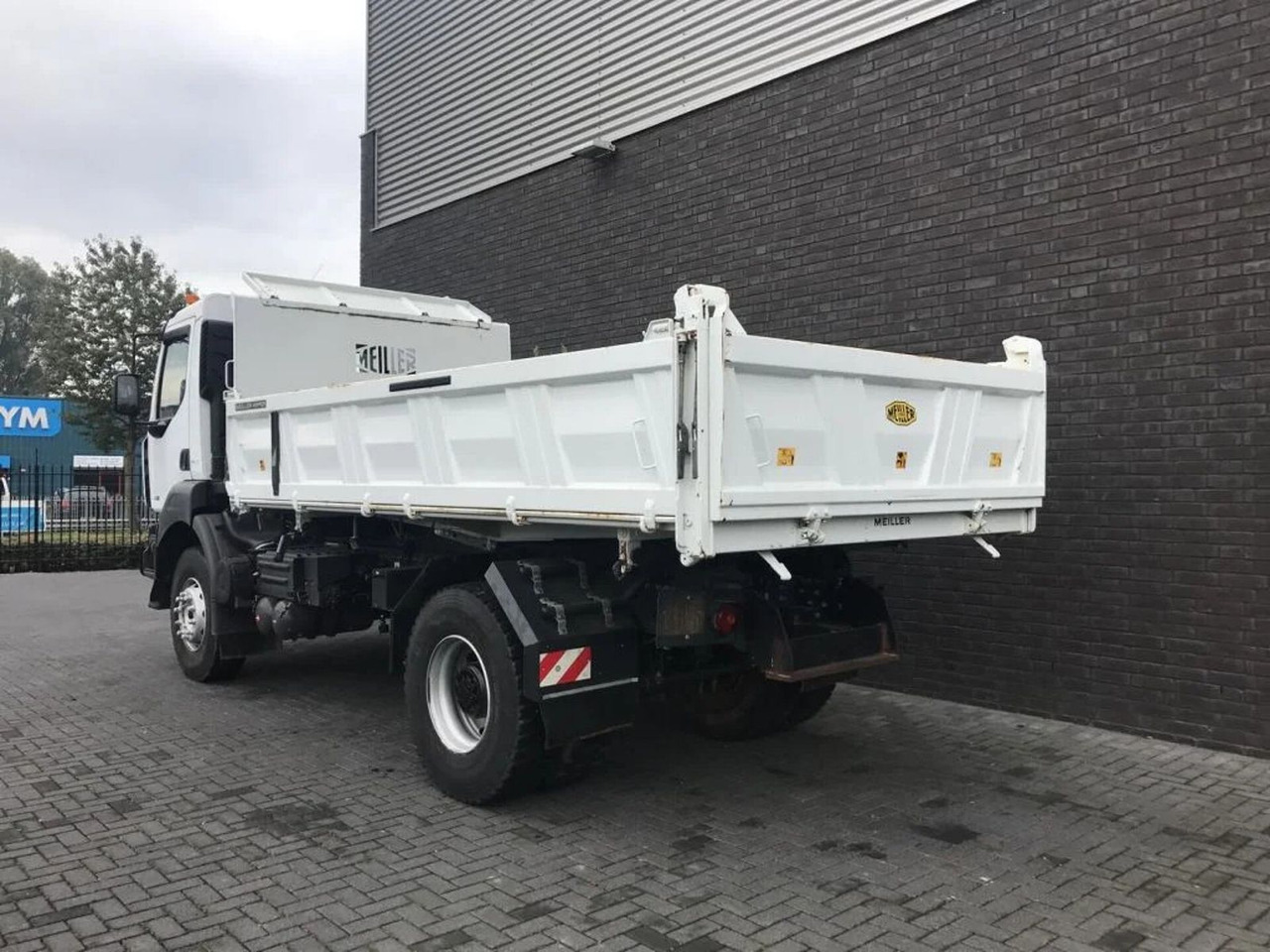 Renault Kerax 330 DXI 4X2 KIPPER/TIPPER ONLY 27.000 KM ! - Billenőplatós teherautó: 4 kép. Renault Kerax 330 DXI 4X2 KIPPER/TIPPER ONLY 27.000 KM ! - Billenőplatós teherautó: 4 kép.