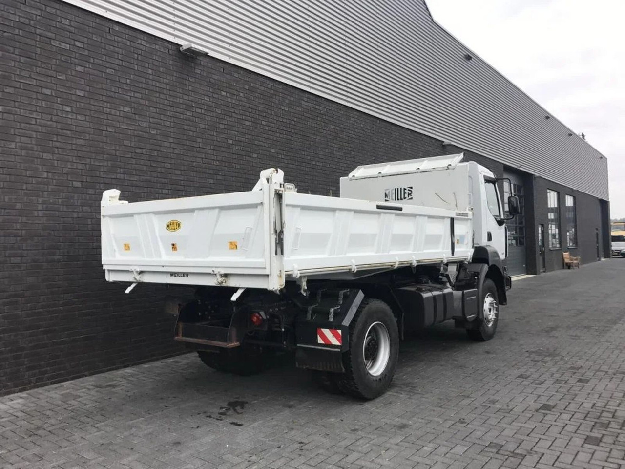 Renault Kerax 330 DXI 4X2 KIPPER/TIPPER ONLY 27.000 KM ! - Billenőplatós teherautó: 5 kép. Renault Kerax 330 DXI 4X2 KIPPER/TIPPER ONLY 27.000 KM ! - Billenőplatós teherautó: 5 kép.