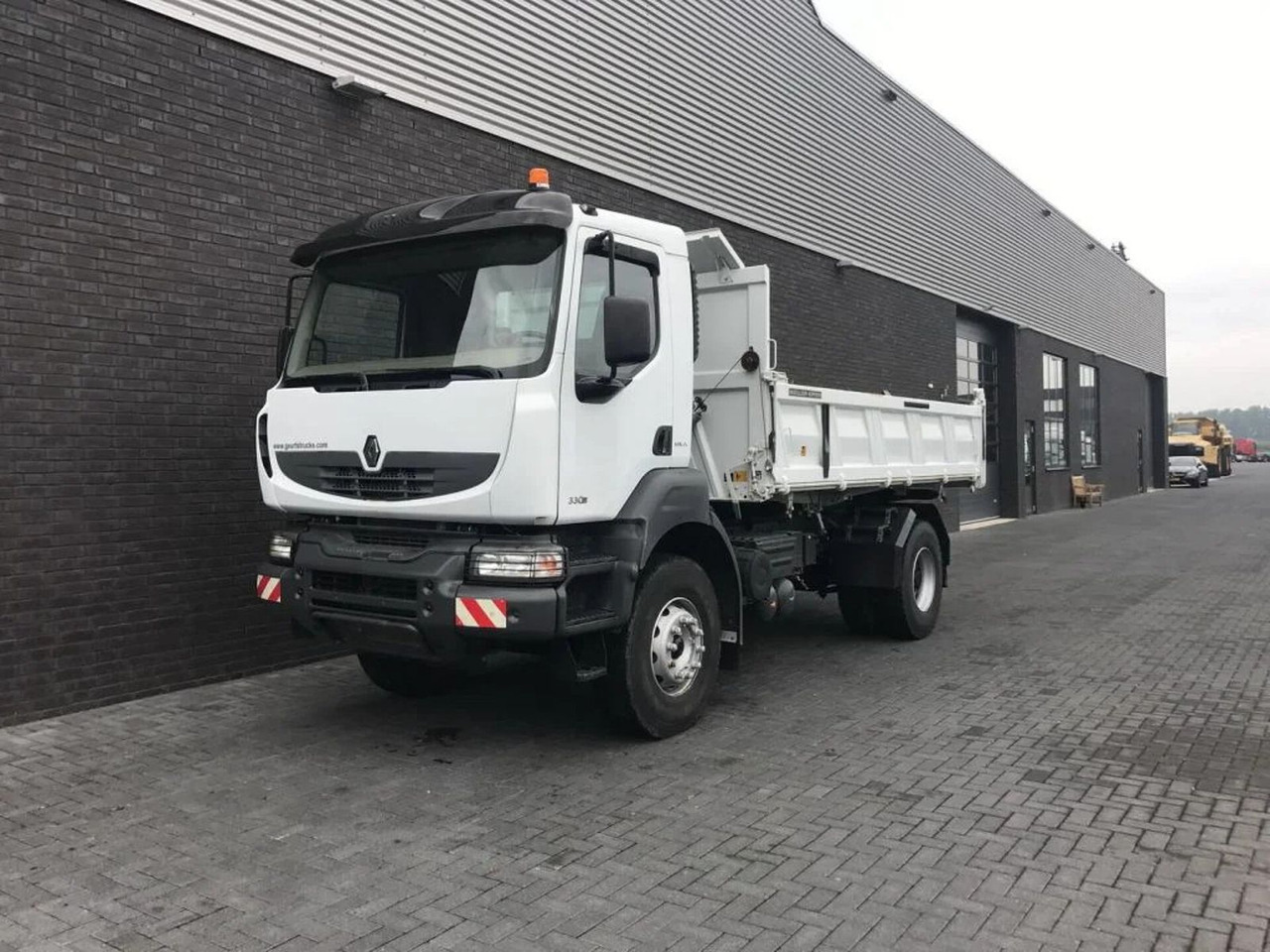 Renault Kerax 330 DXI 4X2 KIPPER/TIPPER ONLY 27.000 KM ! - Billenőplatós teherautó: 2 kép. Renault Kerax 330 DXI 4X2 KIPPER/TIPPER ONLY 27.000 KM ! - Billenőplatós teherautó: 2 kép.
