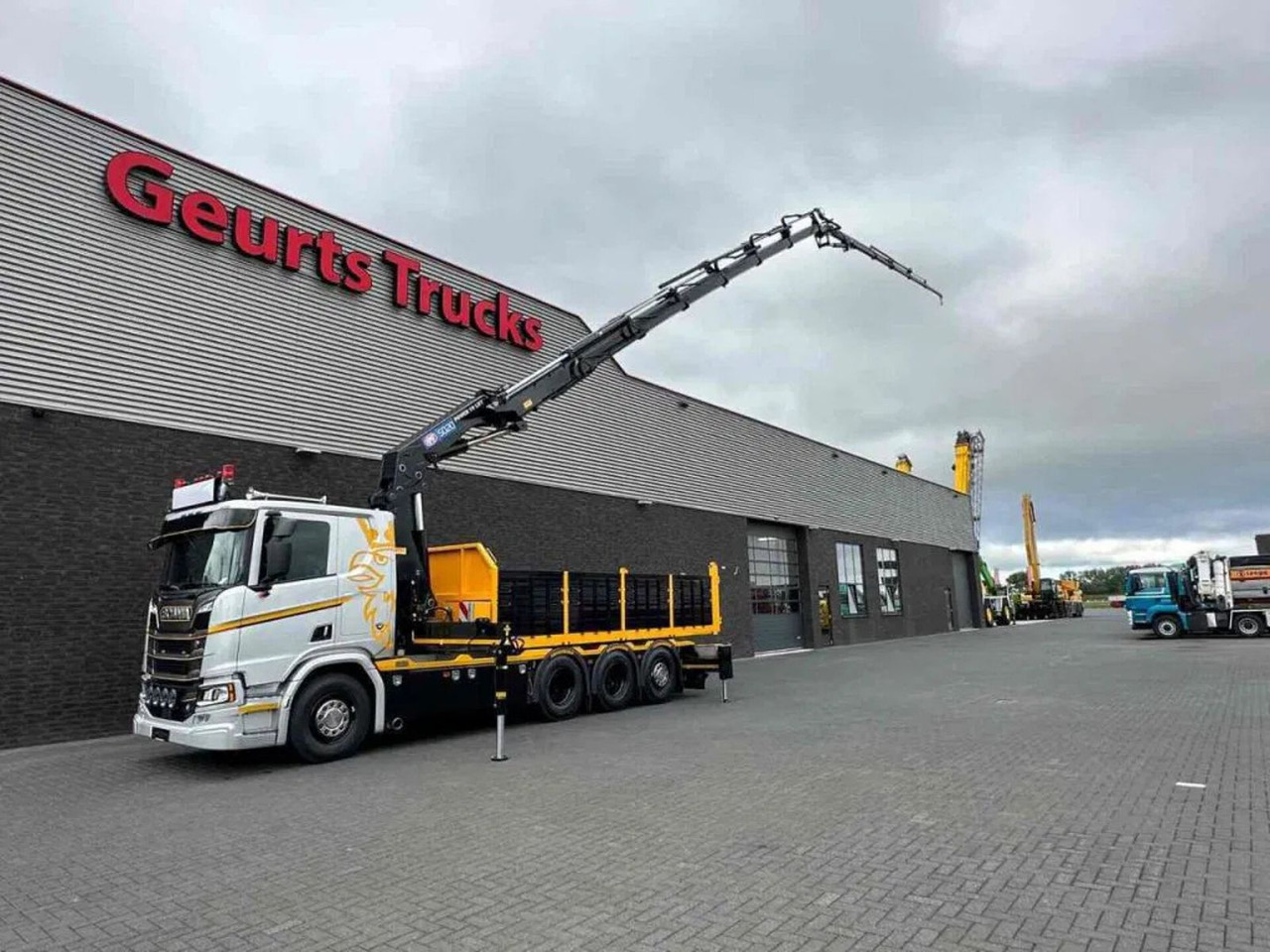 Scania R530 V8 NGS 8X4 TRIDEM MET HYVA 2Z KIPPER + HMF - Billenőplatós teherautó, Darus autó: 3 kép. Scania R530 V8 NGS 8X4 TRIDEM MET HYVA 2Z KIPPER + HMF - Billenőplatós teherautó, Darus autó: 3 kép.