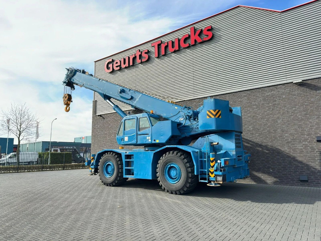 Tadano GR-700E-1-00211 + JIB ROUGH TERRAIN CRANE - Toronydaru: 3 kép. Tadano GR-700E-1-00211 + JIB ROUGH TERRAIN CRANE - Toronydaru: 3 kép.