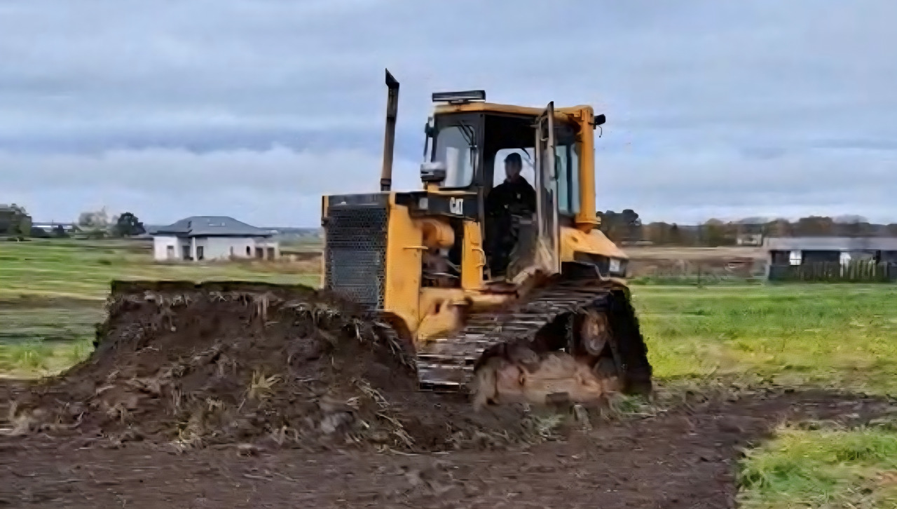 CATERPILLAR D5 M - Buldózer: 1 kép. CATERPILLAR D5 M - Buldózer: 1 kép.