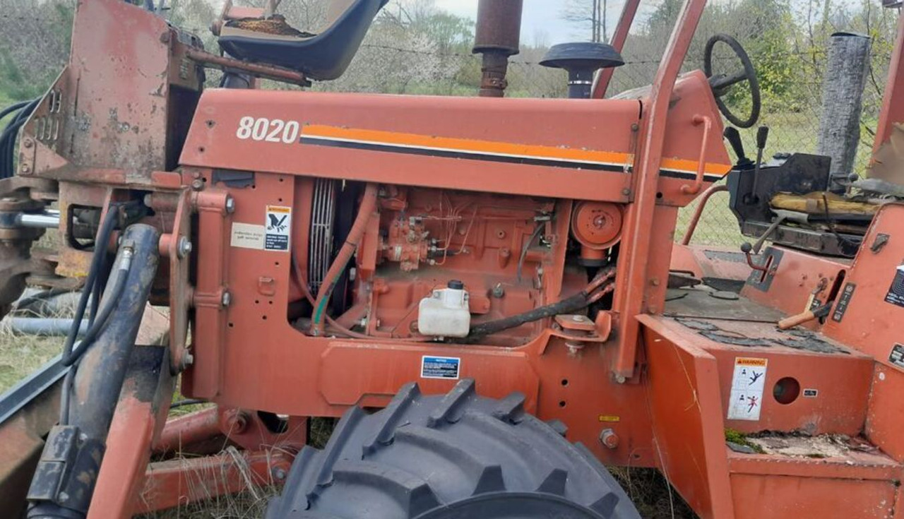 DITCH WITCH 8020 - Árokásó: 2 kép. DITCH WITCH 8020 - Árokásó: 2 kép.