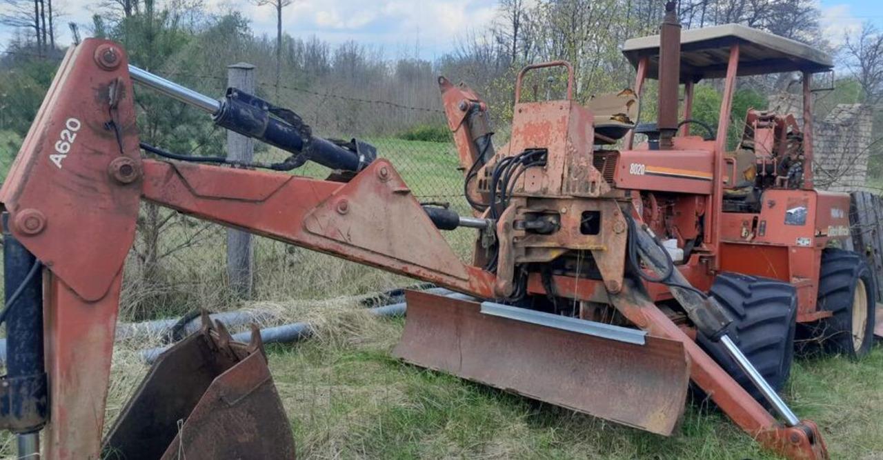 DITCH WITCH 8020 - Árokásó: 1 kép. DITCH WITCH 8020 - Árokásó: 1 kép.