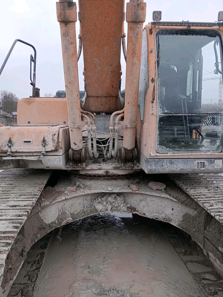 Hyundai R 300 - Lánctalpas kotró: 2 kép. Hyundai R 300 - Lánctalpas kotró: 2 kép.