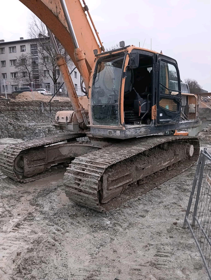 Hyundai R 300 - Lánctalpas kotró: 1 kép. Hyundai R 300 - Lánctalpas kotró: 1 kép.