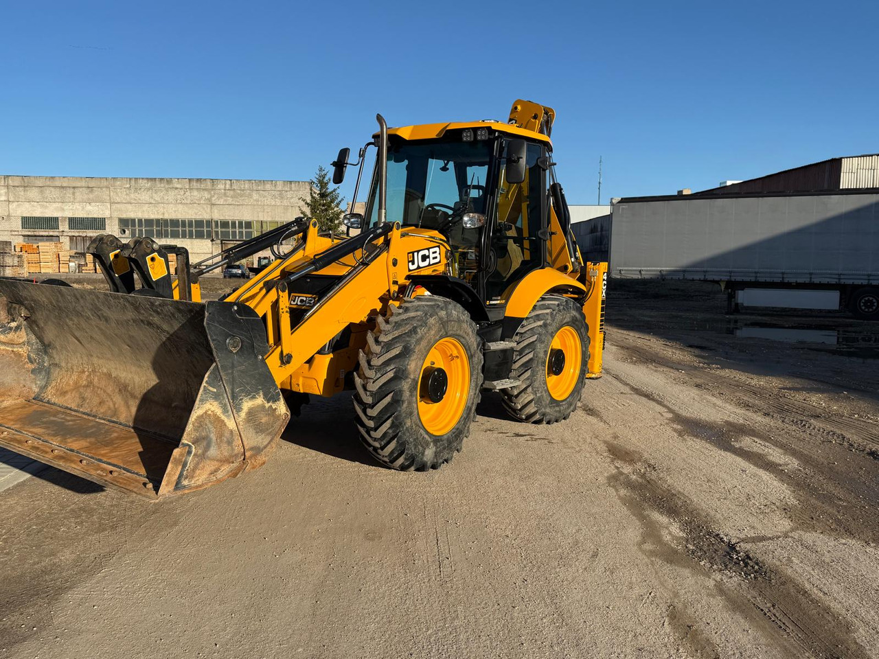 JCB 4cx jostic - Kotrórakodó: 2 kép. JCB 4cx jostic - Kotrórakodó: 2 kép.