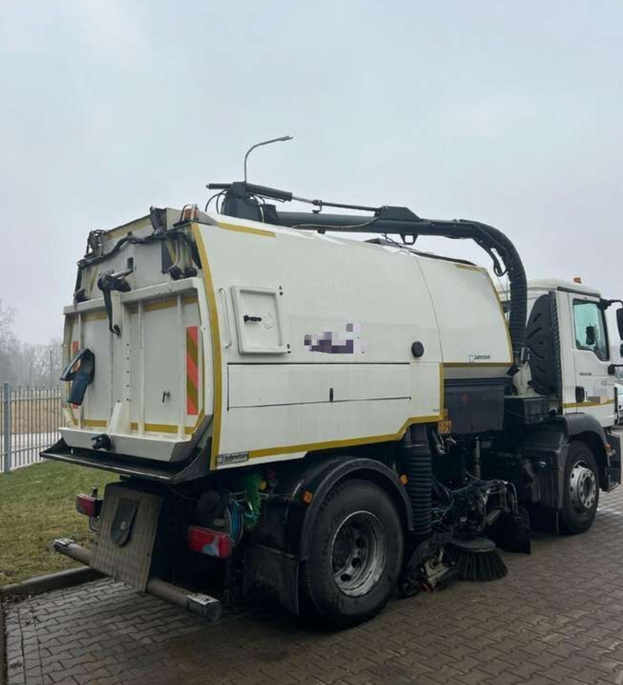 JOHNSTON VT651 - Utcaseprő gép: 2 kép. JOHNSTON VT651 - Utcaseprő gép: 2 kép.