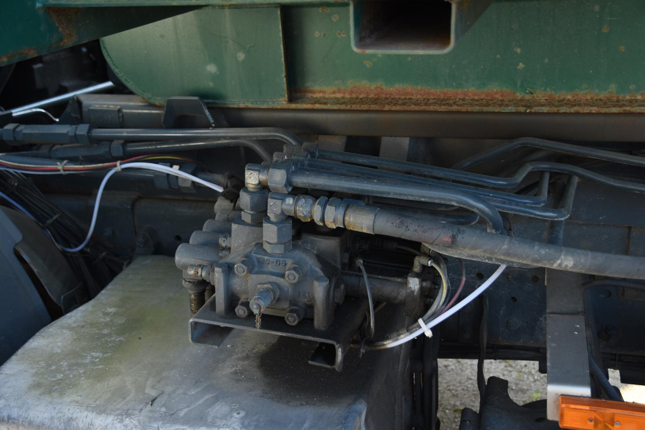 SCANIA P94 220 - Billenőplatós teherautó: 3 kép. SCANIA P94 220 - Billenőplatós teherautó: 3 kép.