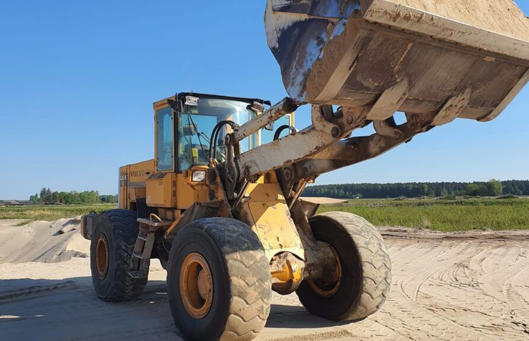 VOLVO L120B - Gumikerekes homlokrakodó: 1 kép. VOLVO L120B - Gumikerekes homlokrakodó: 1 kép.
