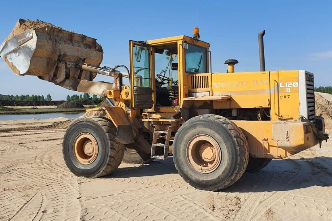 VOLVO L120B - Gumikerekes homlokrakodó: 2 kép. VOLVO L120B - Gumikerekes homlokrakodó: 2 kép.