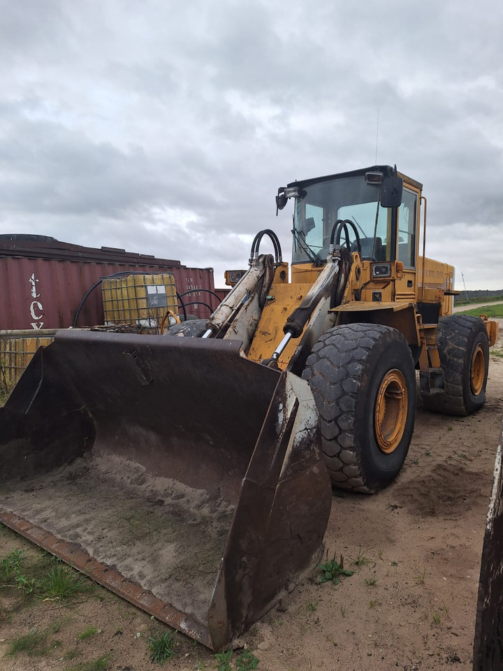 VOLVO L120B - Gumikerekes homlokrakodó: 5 kép. VOLVO L120B - Gumikerekes homlokrakodó: 5 kép.