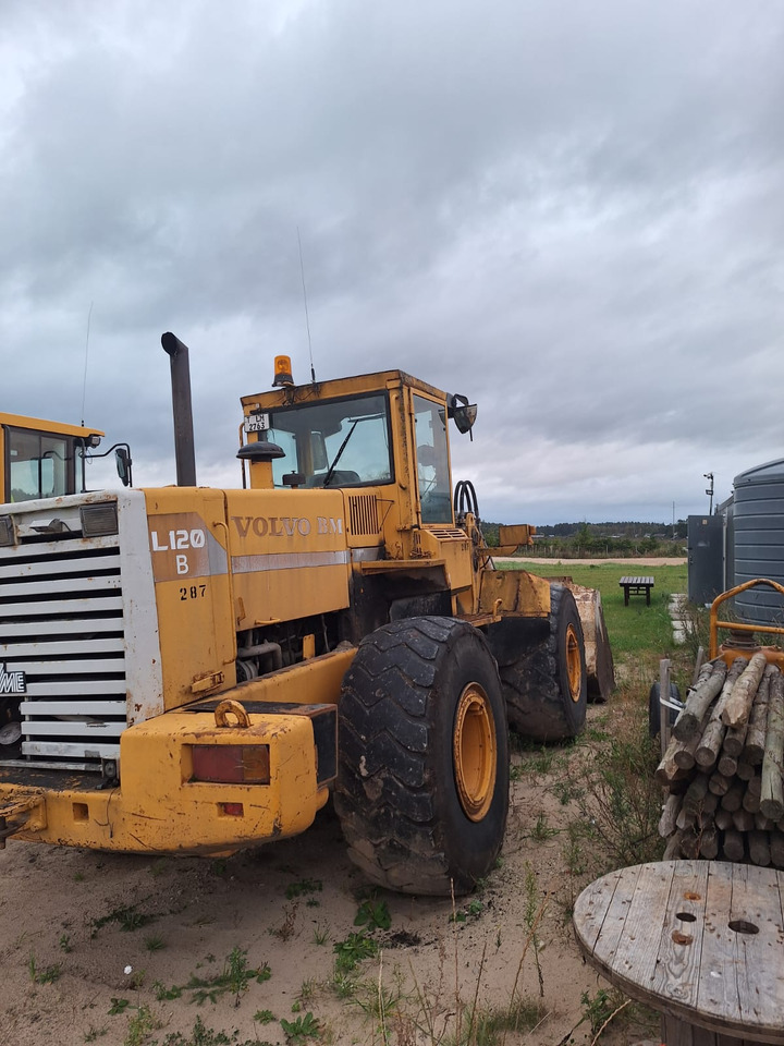 VOLVO L120B - Gumikerekes homlokrakodó: 4 kép. VOLVO L120B - Gumikerekes homlokrakodó: 4 kép.