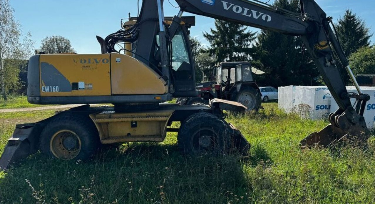 Volvo EW160 - Gumikerekes kotró: 1 kép. Volvo EW160 - Gumikerekes kotró: 1 kép.
