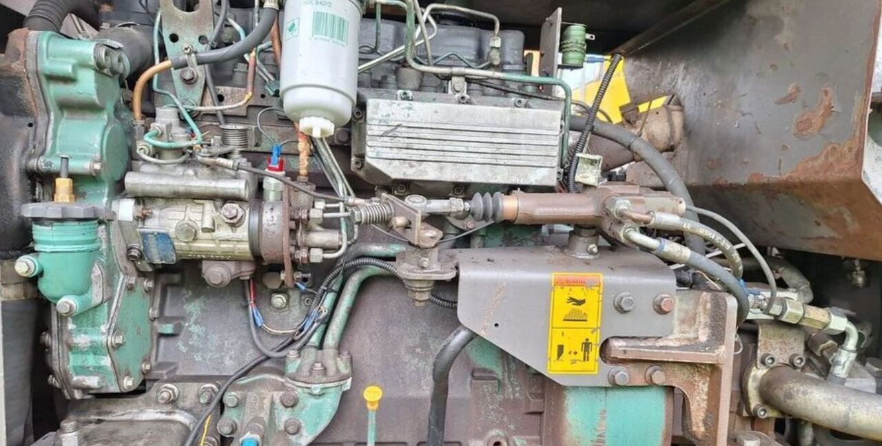 Volvo EW160 - Gumikerekes kotró: 2 kép. Volvo EW160 - Gumikerekes kotró: 2 kép.
