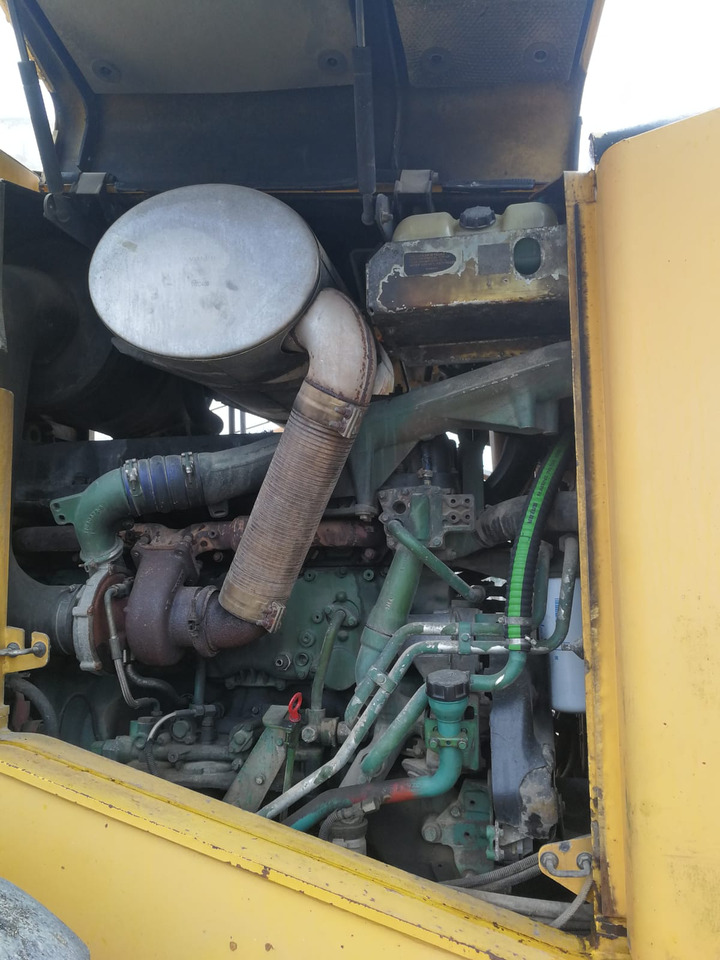 Volvo L150E - Gumikerekes homlokrakodó: 3 kép. Volvo L150E - Gumikerekes homlokrakodó: 3 kép.