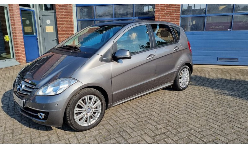 Mercedes-Benz A-Klasse A160 Automaat Elegance.airco.trekhaak. - Hatchback: 1 kép. Mercedes-Benz A-Klasse A160 Automaat Elegance.airco.trekhaak. - Hatchback: 1 kép.