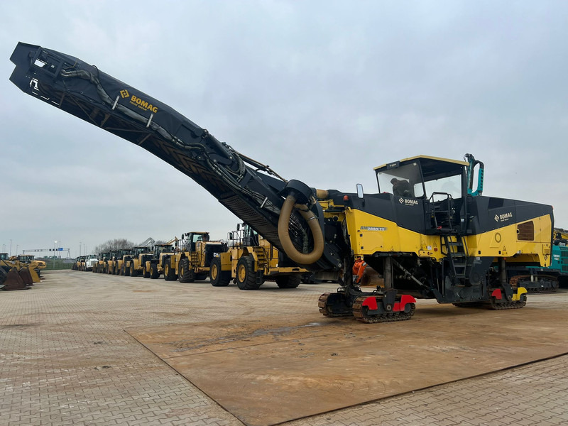Bomag BM2000/75 Cold Planer - Aszfaltozó gép: 4 kép. Bomag BM2000/75 Cold Planer - Aszfaltozó gép: 4 kép.