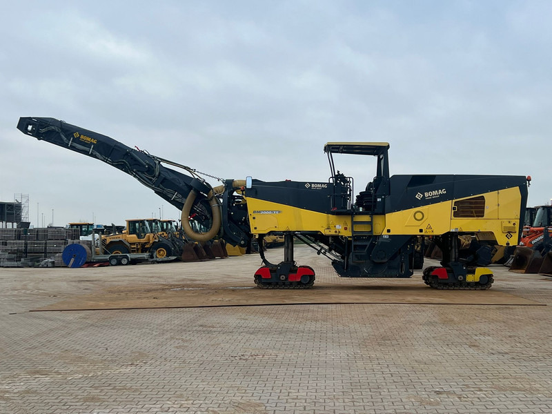 Bomag BM2000/75 Cold Planer - Aszfaltozó gép: 2 kép. Bomag BM2000/75 Cold Planer - Aszfaltozó gép: 2 kép.