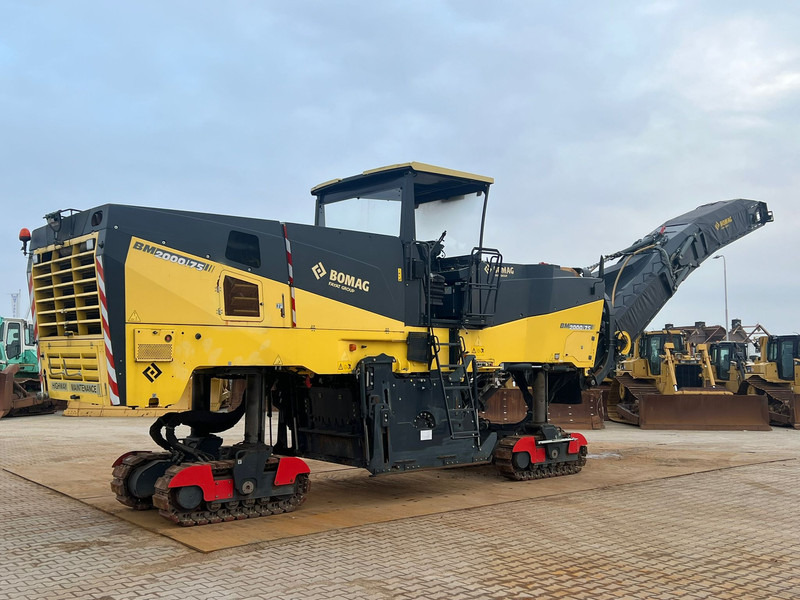 Bomag BM2000/75 Cold Planer - Aszfaltozó gép: 1 kép. Bomag BM2000/75 Cold Planer - Aszfaltozó gép: 1 kép.