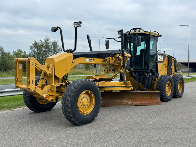 Caterpillar 140M - Gréder: 2 kép. Caterpillar 140M - Gréder: 2 kép.