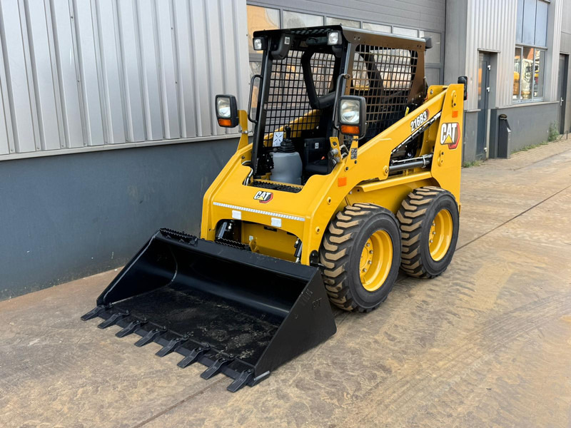 Caterpillar 216B3 - Rakodógép: 3 kép. Caterpillar 216B3 - Rakodógép: 3 kép.
