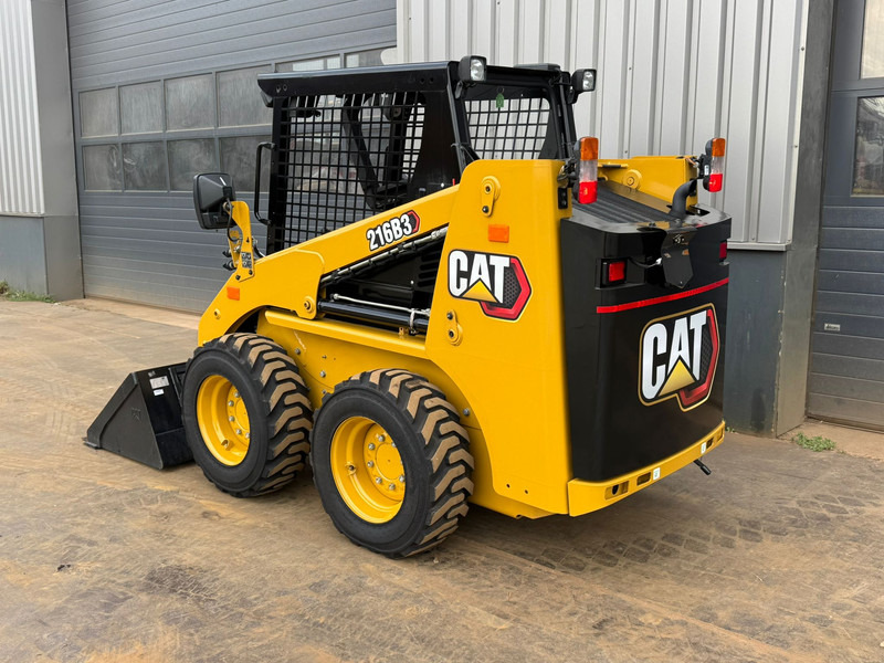 Caterpillar 216B3 - Gumikerekes homlokrakodó: 2 kép. Caterpillar 216B3 - Gumikerekes homlokrakodó: 2 kép.