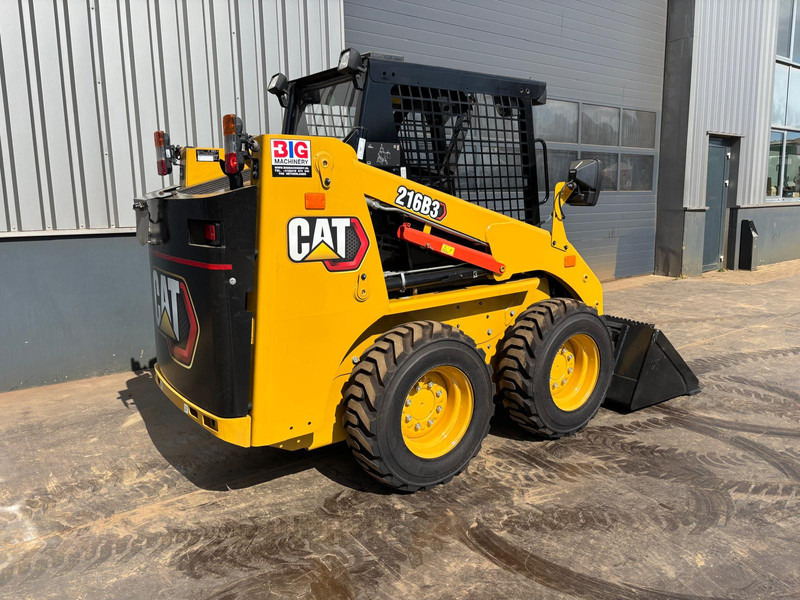 Caterpillar 216B3 - Rakodógép: 5 kép. Caterpillar 216B3 - Rakodógép: 5 kép.
