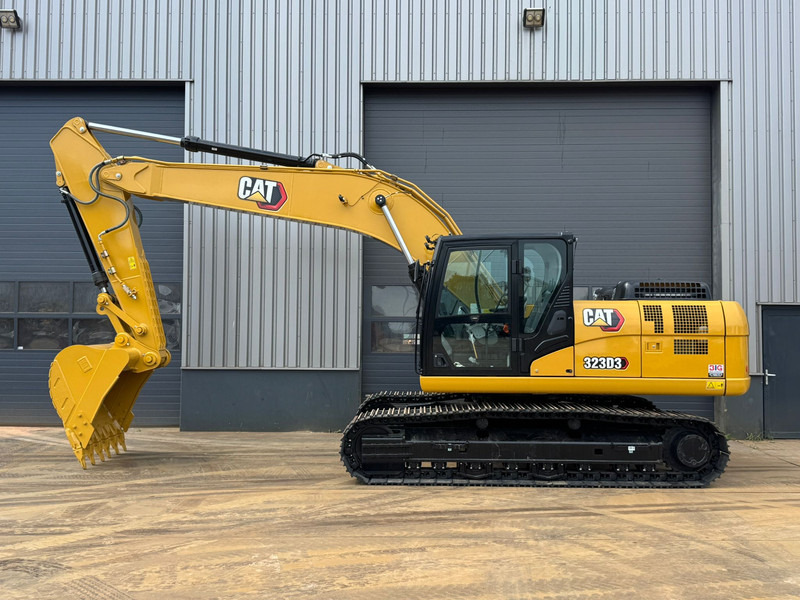 Caterpillar 323D3 - Lánctalpas kotró: 1 kép. Caterpillar 323D3 - Lánctalpas kotró: 1 kép.