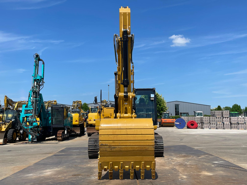 Caterpillar 323D3 - Kotrógép: 3 kép. Caterpillar 323D3 - Kotrógép: 3 kép.