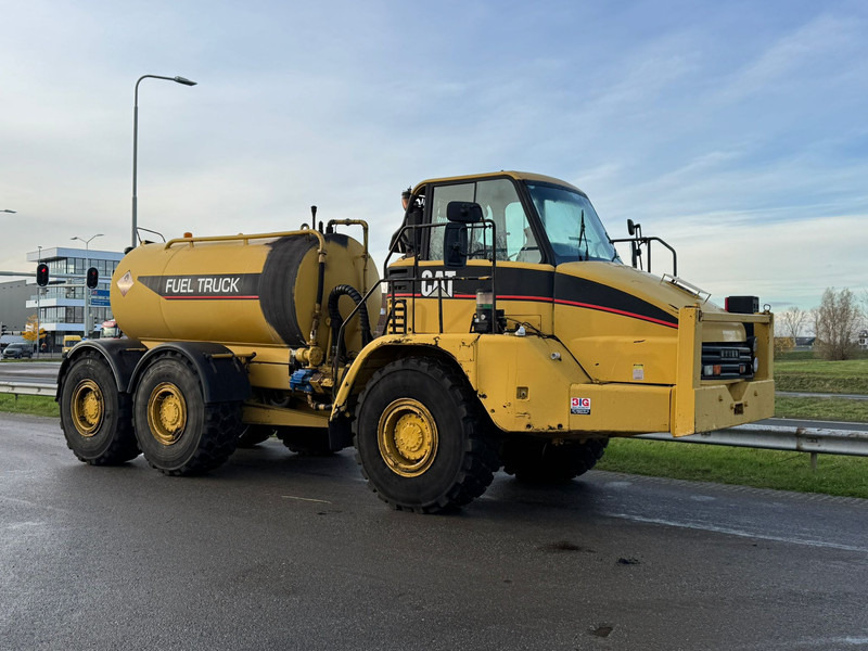 Caterpillar 725 Fuel truck - Tartályos teherautó: 5 kép. Caterpillar 725 Fuel truck - Tartályos teherautó: 5 kép.