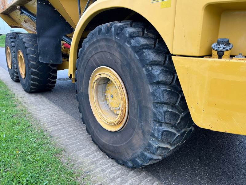 Csuklós dömper Caterpillar 740B: 12 kép.