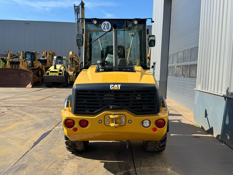 Caterpillar 908M - Gumikerekes homlokrakodó: 4 kép. Caterpillar 908M - Gumikerekes homlokrakodó: 4 kép.