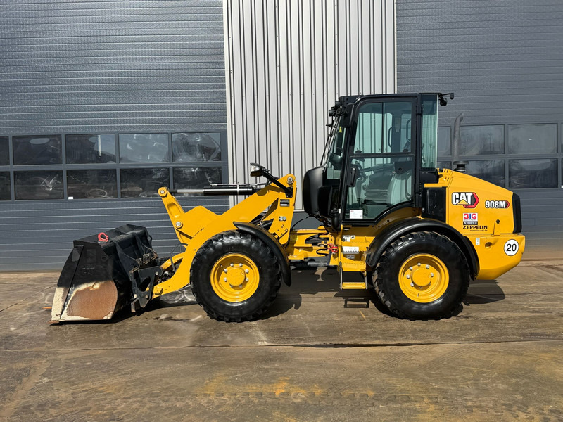 Caterpillar 908M - Gumikerekes homlokrakodó: 2 kép. Caterpillar 908M - Gumikerekes homlokrakodó: 2 kép.