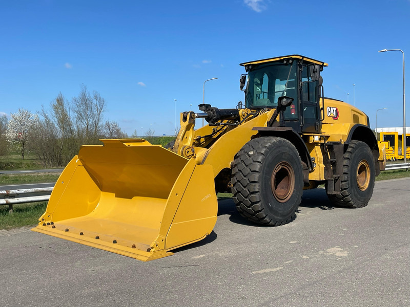 Caterpillar 972M XE - CE / new tires / new bucket edge - Gumikerekes homlokrakodó: 2 kép. Caterpillar 972M XE - CE / new tires / new bucket edge - Gumikerekes homlokrakodó: 2 kép.
