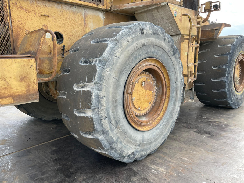 Gumikerekes homlokrakodó Caterpillar 988B: 10 kép.