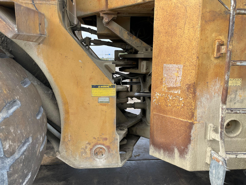 Gumikerekes homlokrakodó Caterpillar 988B: 20 kép.